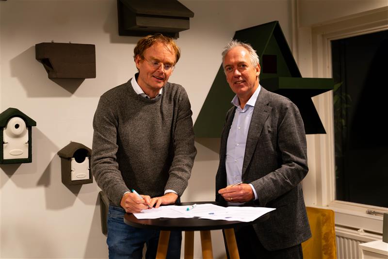 ondertekening contract Vivara Pro en VBN vivara pro en vogelbescherming nederland
