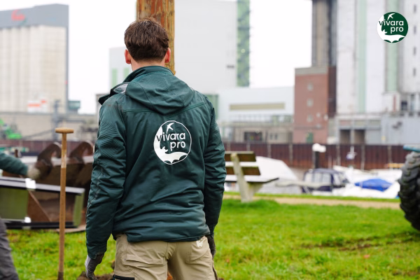 Vivara_Pro_medewerker ecoloog van Vivara pro die kijkt naar producten die bijdrage aan natuurinclusief bouwen