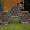 Afbeelding van het Hex Insectenhotel gekoppeld met 2 andere units voor een totaal van 3 units. Een product en voorziening van Vivara Pro dat insecten een veilig en duurzaam verblijf biedt en bijdraagt aan natuurinclusief bouwen