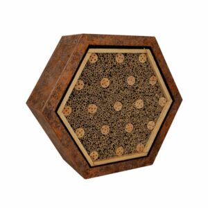 Afbeelding van het Hex Insectenhotel. Een product en voorziening van Vivara Pro dat insecten een veilig en duurzaam verblijf biedt en bijdraagt aan natuurinclusief bouwen