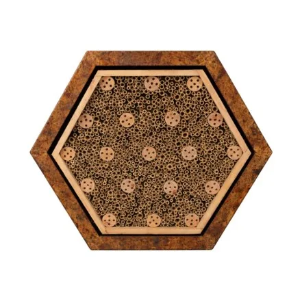 Afbeelding van het Hex Insectenhotel vanuit een vooraanzicht. Een product en voorziening van Vivara Pro dat insecten een veilig en duurzaam verblijf biedt en bijdraagt aan natuurinclusief bouwen