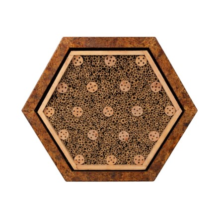 Afbeelding van het Hex Insectenhotel vanuit een vooraanzicht. Een product en voorziening van Vivara Pro dat insecten een veilig en duurzaam verblijf biedt en bijdraagt aan natuurinclusief bouwen