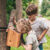 Belevingspad | 5 Afbeelding van een aantal kinderen die een informatiebord in een nestkast lezen op een belevingspad.