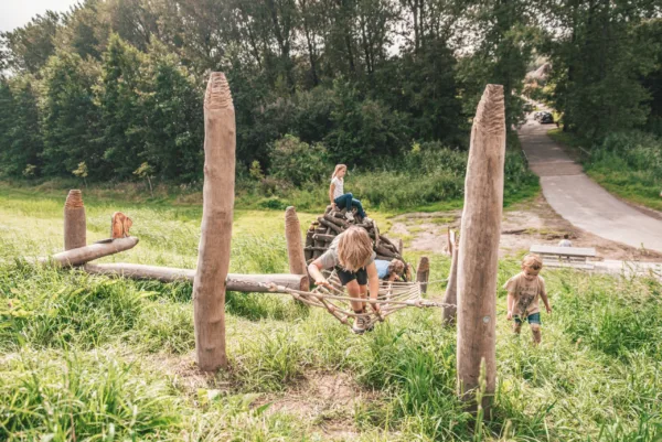 Belevingspad | 1 Afbeelding van een aantal kinderen die spelen op een belevingspad.