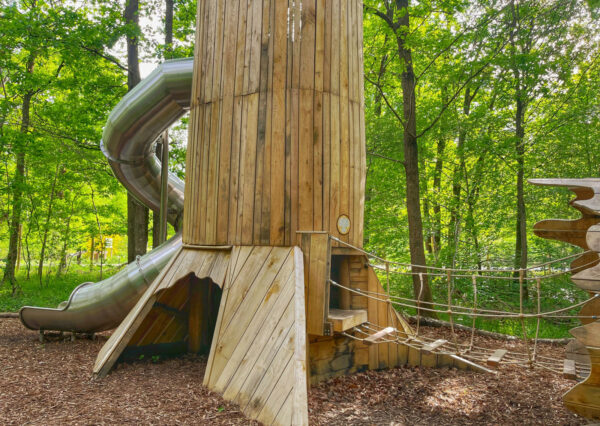 Afbeelding van een landmark sculptuur in de vorm met een speeltoestel geïntegreerd.