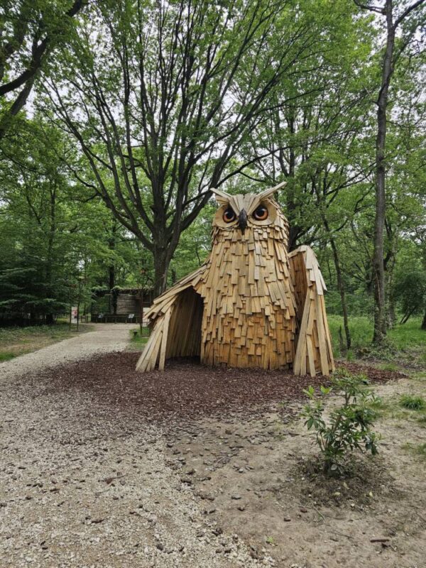 Afbeelding van een landmark sculptuur in de vorm van een ransuil.