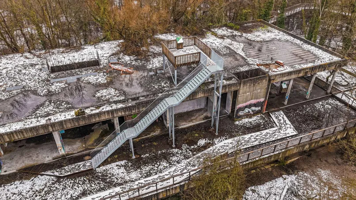 Transformatie_van_gebouwen_tot_vleermuishabitat_1 Afbeelding van een voorbeeldproject van een verlaten gebouw in Mechelen welke is omgebouwd tot een habitat voor vleermuizen.