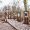 Vlonderroute | 5 Afbeelding van een vlonderroute van Vivara Pro met een deur en verschillende informatieborden
