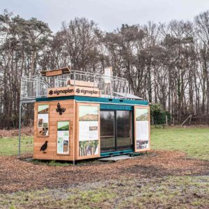 Afbeelding van een Natuurinformatiepunt in een container ergens in een bos.