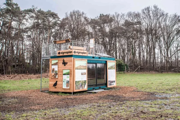 Natuurinformatiepunt | 1 Afbeelding van een Natuurinformatiepunt in een container ergens in een bos.