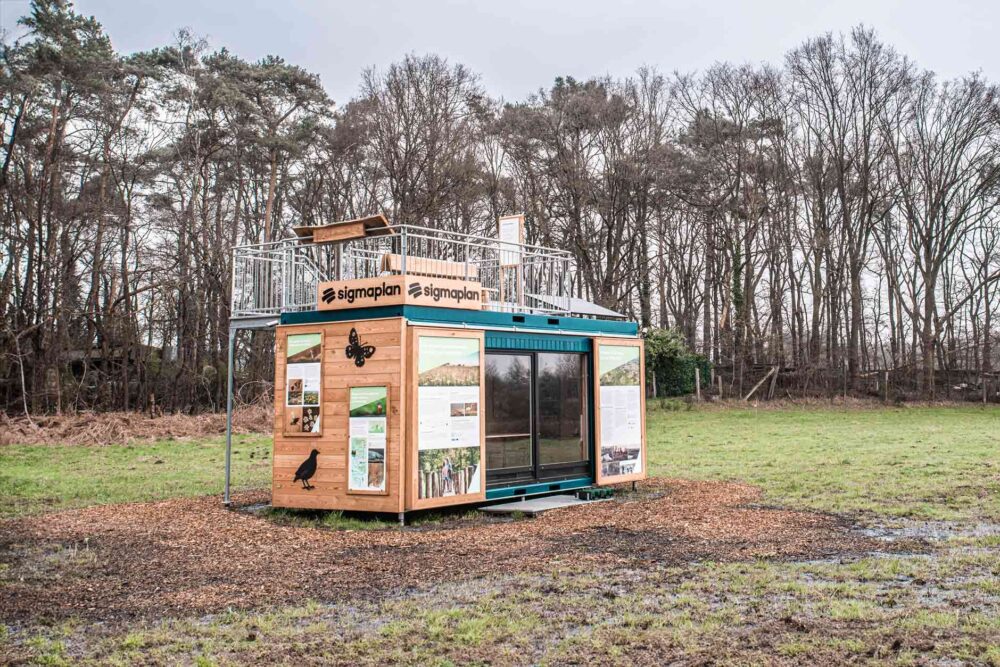 infocontainer Afbeelding van een Natuurinformatiepunt in een container ergens in een bos.