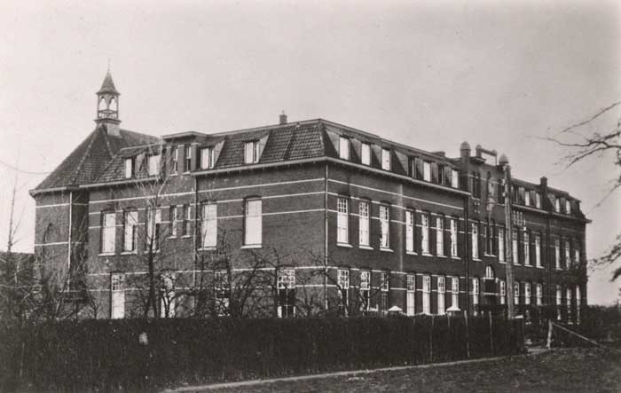 klooster_sambeek_catharinaklooster Oude zwart-wit afbeelding van het Sint-Catherinaklooster in Sambeek. Bron: BHIC