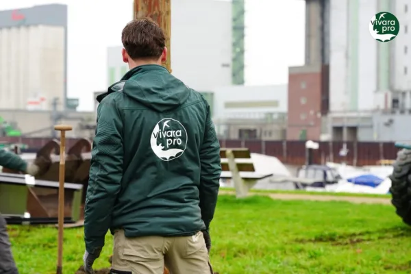 stap1-advies-ontwerp Afbeelding van een ecoloog van Vivara Pro die naar een ontwerp kijkt en advies geeft.